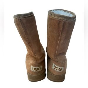UGG Classic Short Boots, Women’s size 7 Chestnut Suede 100% Australian Sheepskin